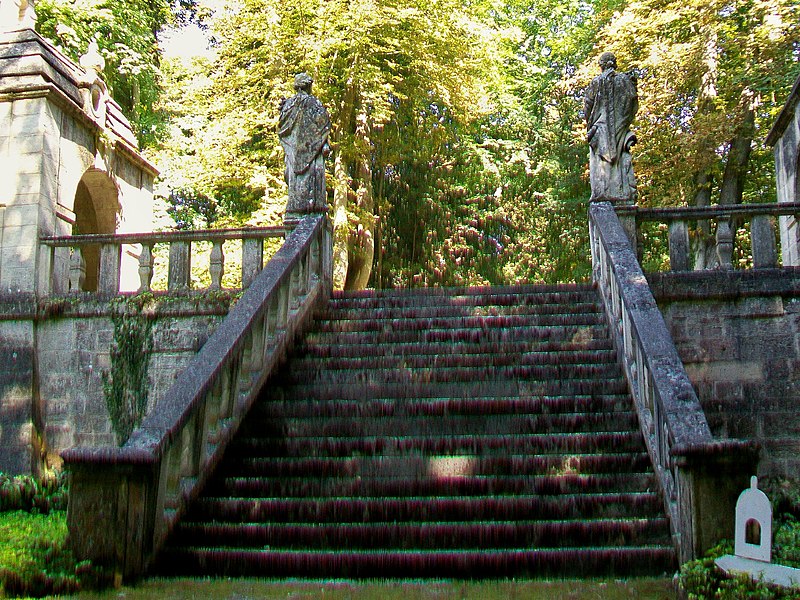 File:Ognon (60), parc d'Ognon, le grand escalier desservant les deux gloriettes 02.jpg