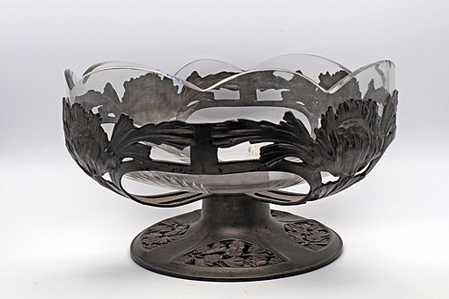 کاسۀ مفرغی اوریوت یوگنداشتیل با پوشش داخلی شیشه‌ای، حدود ۱۹۰۰ میلادی