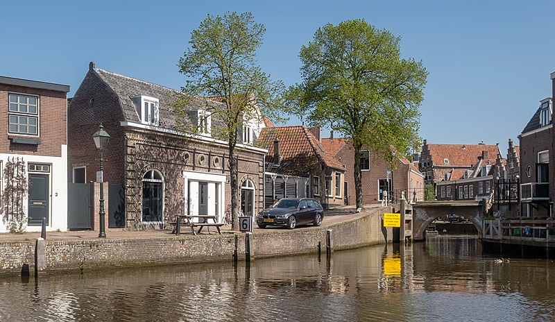 File:Oudewater, zicht op gracht en brug vanaf West IJsselkade IMG 9276 2019-04-20 13.41.jpg