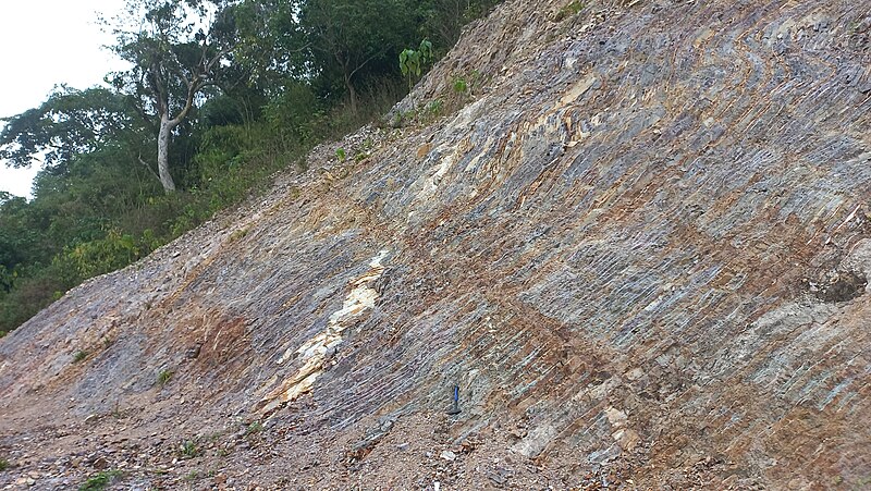 File:Outcrop of the deformed Liminangcong chert formation in Busuanga, Palawan 02.jpg