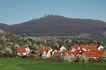 Blick von der B 465 auf das Neubaugebiet von Owen, Teckberg und Burg Teck