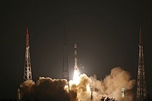 Nosná raketa PSLV-DL se během noci zvedne