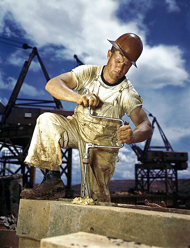 Работающий плотник. Цветная фотография 1942 года.