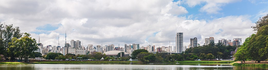 Panorama jezera u parku Ibirapuera