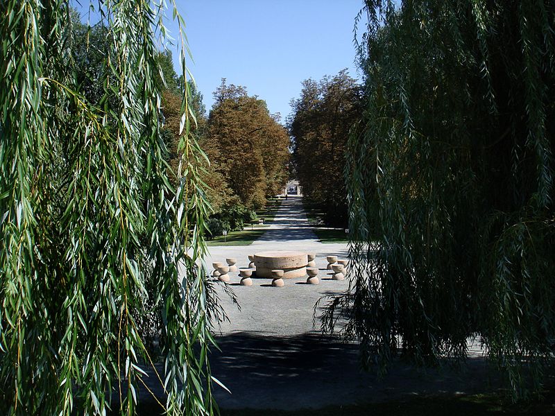 File:Parcul din Târgu Jiu cu Calea Eroilor.jpg