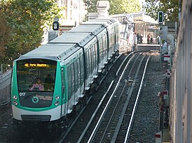Tren MF 01 desde la estación Barbès-Rochechouart