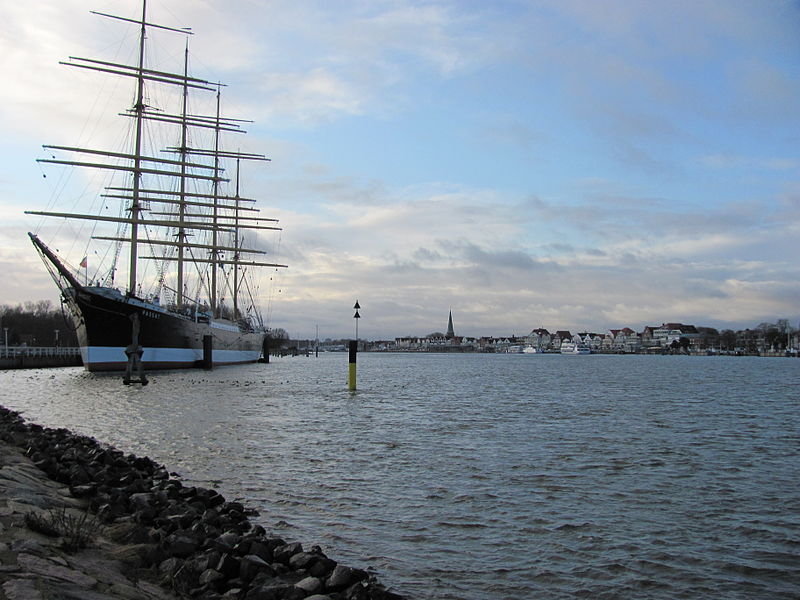 File:Passat und Travemünde.jpg