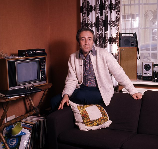 File:Peter Sellers at home Allan Warren.jpg