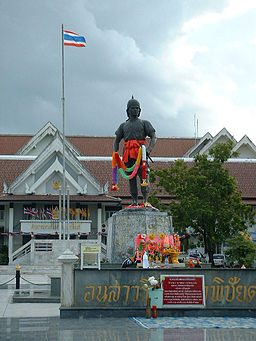 Staty av Phraya Phichai Dap Hak framför stadshuset i staden Uttaradit.