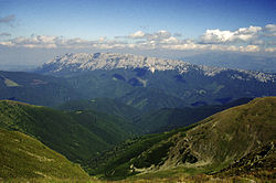 pohled na hřeben Piatra Craiului z pohoří Iezer Păpușa