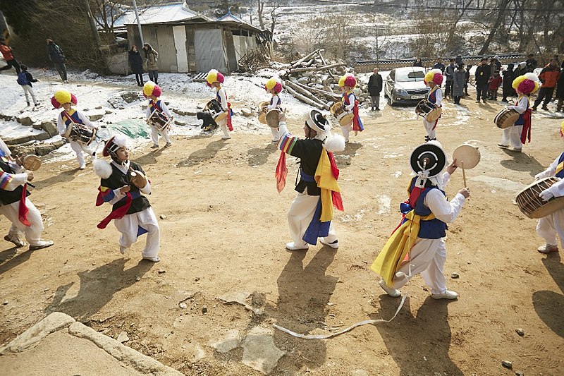 File:Playing 'Imsil pilbong nongak'.jpg