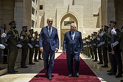 الرئيس الفلسطيني محمود عباس مستقبلًا الرئيس الأمريكي جو بايدن في القصر (15 يوليو 2022)