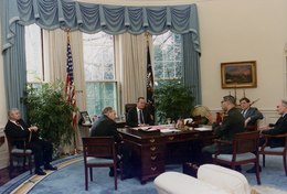 El presidente Bush se reunió con Dick Cheney, Colin Powell, Brent Scowcroft, John H. Sununu y Robert Gates en el mostrador de C&O.
