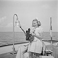 Prinses Beatrix luidt de scheepsbel met een pop in haar hand, Bestanddeelnr 255-7576.jpg