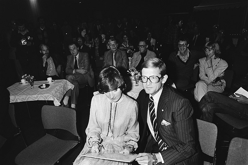 File:Prinses Margriet (l) met naast haar Pieter van Vollenhoven bekijkt de hoes, Bestanddeelnr 930-5358.jpg