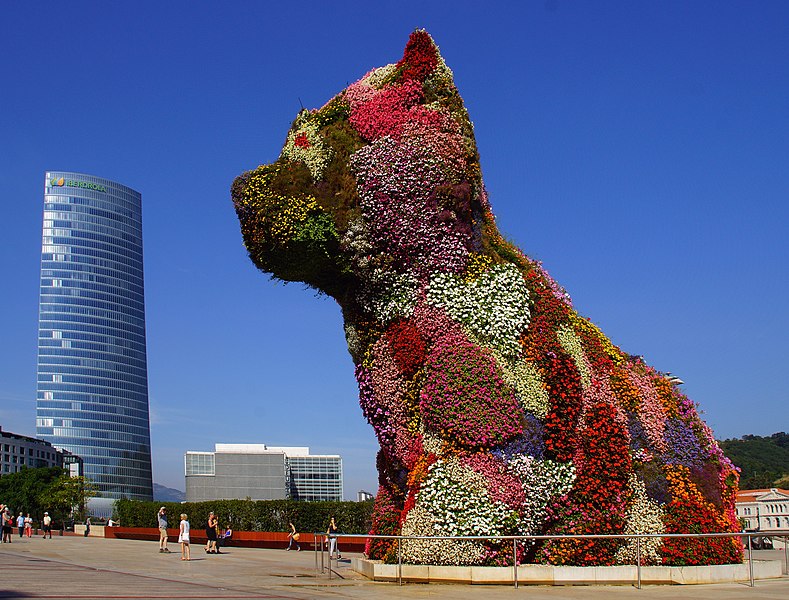 File:Puppy das 12.4 m hohe Kunstwerk von Jeff Koons an der Etorbidea Abandoibarra Bilbao Baskenland Spanien Foto Wolfgang Pehlemann DSC00297.jpg