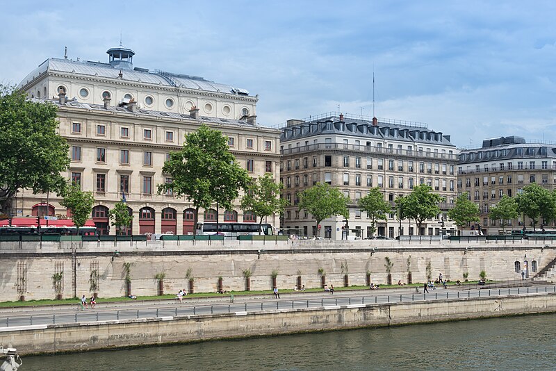 File:Quai de Gesvres (37621510070).jpg