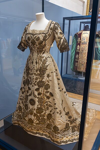 File:Queen Mary's Coronation Dress (1911) front.jpg