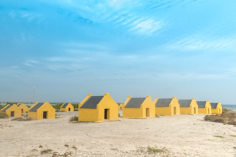 File:Red Slave Huts Bonaire (35864779634).jpg