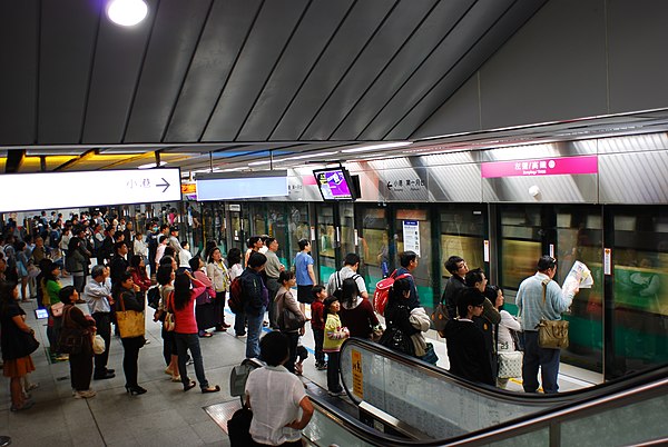 Passengers lining up to board at Zuoying station