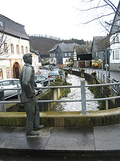 Rhaunelbach with the “Bachspauzer” monument in Rhaunen