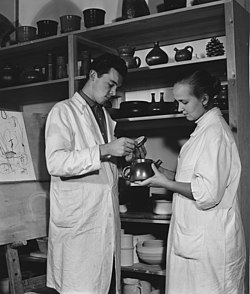 Richard ja Francesca Lindh Arabian tehtaalla vuonna 1956.