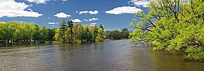 O grande rio Mille Îles com da esquerda para a direita: Île Saint-Jean, Île aux moutons e Île-des-Moulins