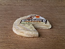 Le rocamadour est un fromage français au lait de chèvre, fabriqué dans le Quercy et bénéficiant d'une appellation d'origine contrôlée (AOC). Il doit son nom à la commune de Rocamadour, dans le Lot. (définition réelle 2 362 × 1 772)