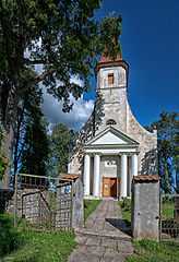 Rubenes luterāņu baznīca ar žogu 2.jpg
