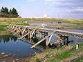 流木から橋を防護するために上流側に立て掛けられた斜材の例（埼玉県坂戸市を流れる越辺川に架かる八幡橋。）