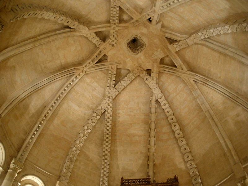 File:Salamanca - Catedral Vieja, claustro, Capilla de Talavera 2.jpg