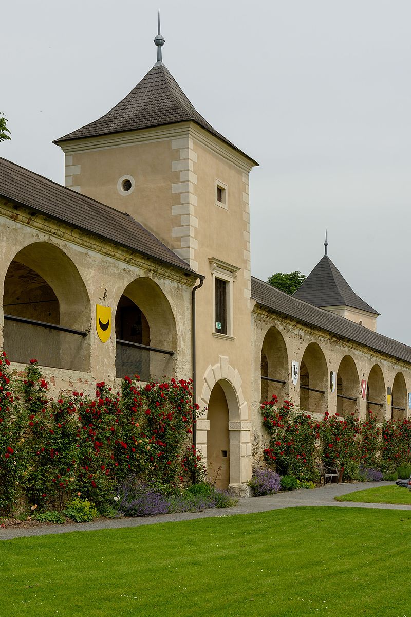 800px-Schloss_Rosenburg_2580.jpg