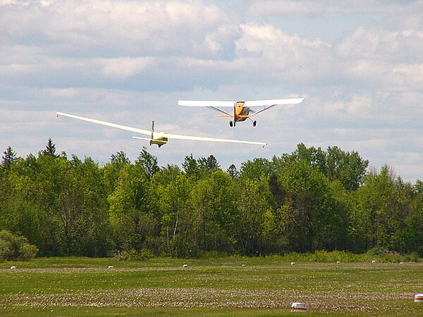 A Champion 7GCAA Citabria towing a Schweizer SGS 1-34 sailplane