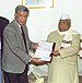 Le secrétaire Shri Anupum Dasgupta et le ministre des petites industries, de l'agro-industrie et des industries rurales, Shri Mahavir Prasad ont reçu le chèque de Rs 10 lakh du MD NSIC à New Delhi le 18 janvier 2005.jpg