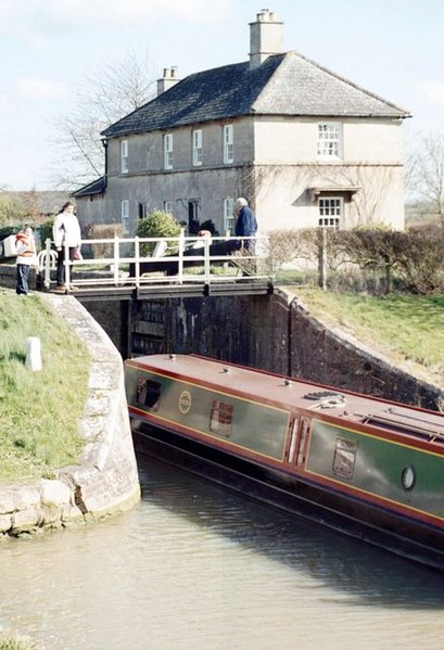 File:Semington-lock15-cottage.jpg