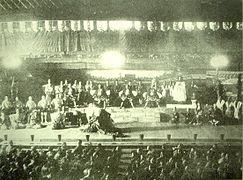 Foto einer Aufführung von Shibaraku im Jahr 1895.