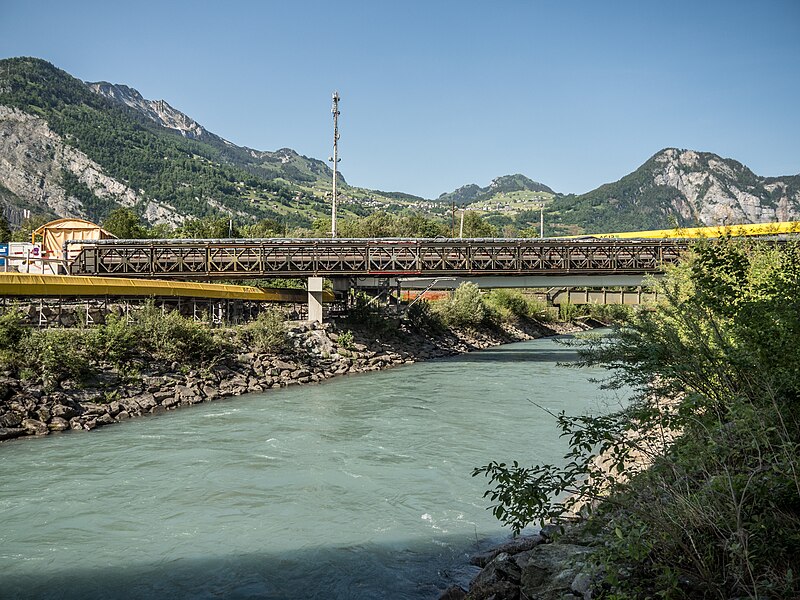 File:Sicherheitsstollen-Brücke über den Linth Escherkanal, Filzbach GL 20220520-jag9889.jpg