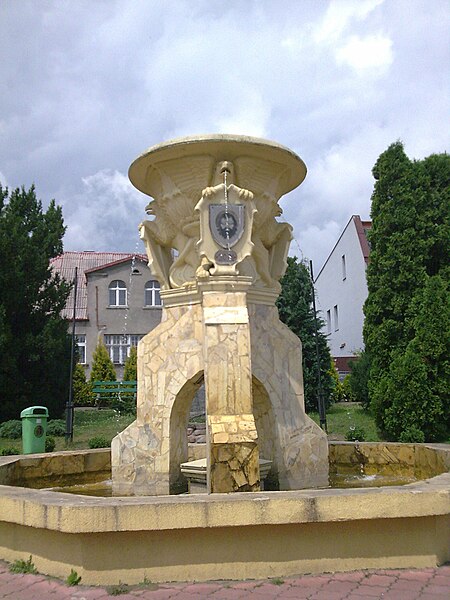 File:Skarszewy, pomnik na Placu Hallera - panoramio - geo573.jpg