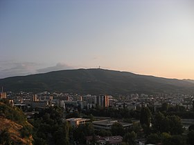 Pohled z hory Vodno s výhledem na Skopje.