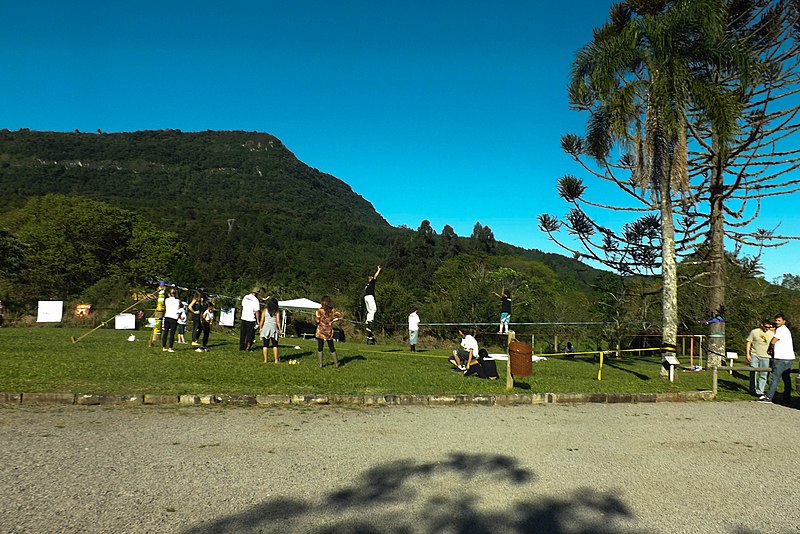 File:Slackline no Ecoparque Sperry - panoramio.jpg