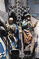 Smrtka (vľavo) a Turek (vpravo) sochy umiestnené v hornej rade vpravo [pozn. 7]