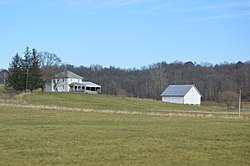 Uma fazenda na State Route 146 a oeste de Cumberland