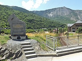 Stele zum Gedenken an den Unfall an der Osteinfahrt von Saint-Michel-de-Maurienne, mit Blick auf die Maurienne-Linie.