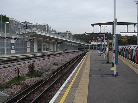 Stanmore station platform 2 look north Oct 09.JPG