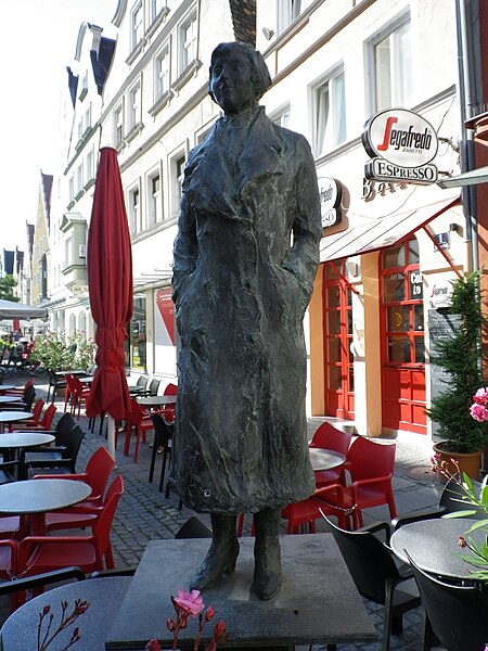 File:Statue von Marieluise Fleißer.jpg