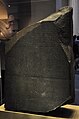 Der berühmte Stein von Rosetta, der 196 v. Chr. von Ptolemäus V. errichtet wurde.