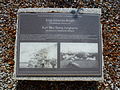 Steinplatte mit Fotos zum Flugzeugabsturz