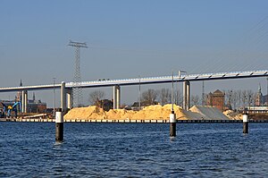 Stralsund, Südhafen und Rügenbrücke, 1 (2012-01-26) by Klugschnacker in Wikipedia.jpg