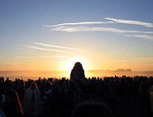 Le soleil est directement derrière la pierre de talon au lever du soleil au solstice d'été