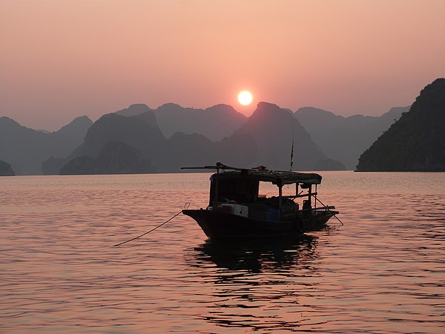 File:Sunset_HalongBay.JPG